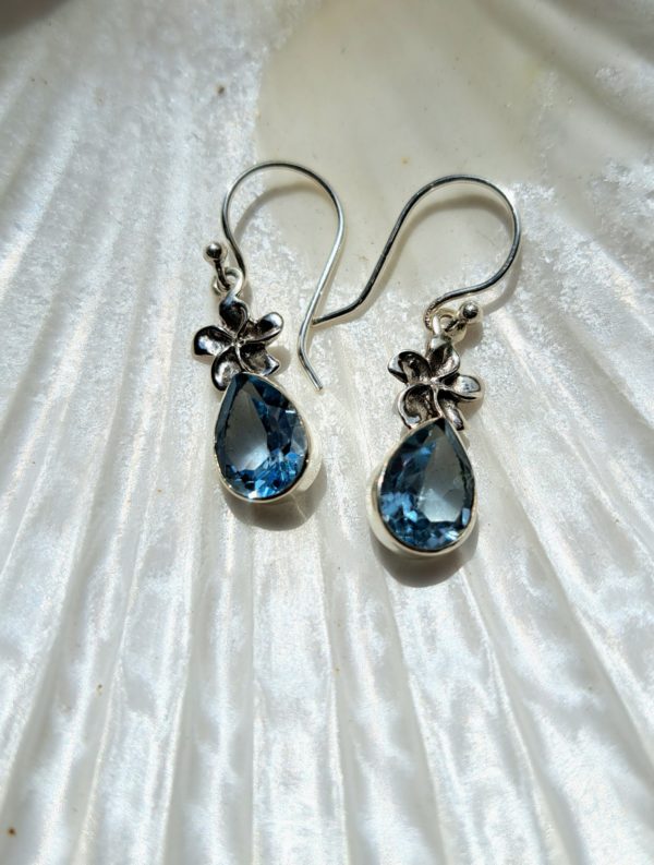 Boucles d'oreilles topaze bleue fleur argent